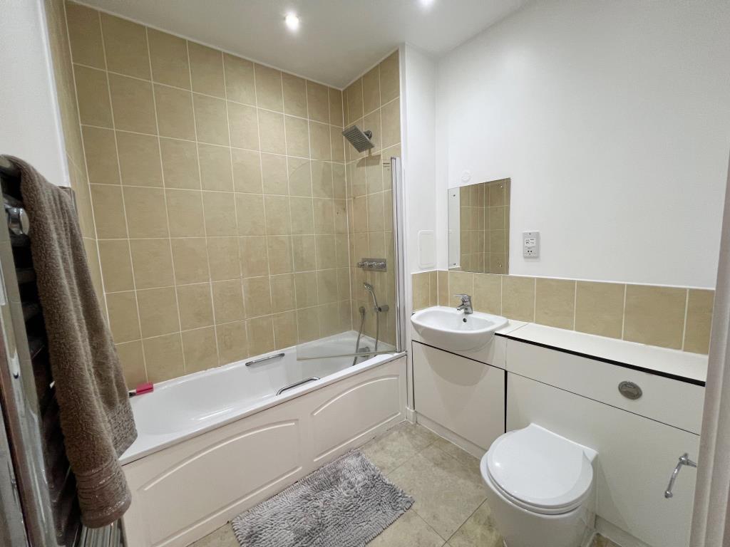 Lot: 114 - ONE-BEDROOM FLAT WITH BALCONY SITUATED IN CHADWELL HEATH. - Modern Bathroom